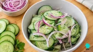 Ensalada de pepino y yogur: el plato refrescante, cremoso y sencillo que triunfa en verano para acompañar cualquier plato