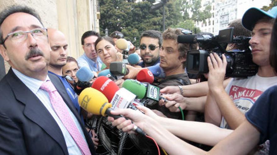 José Tomás atiende a la prensa ante la Audiencia, donde la Fiscalía pidió una multa de 41.250 euros para Camps.