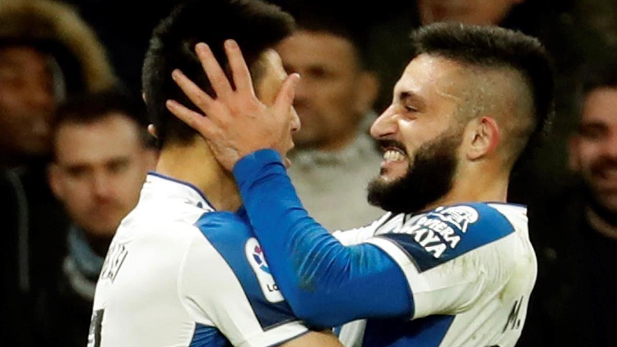 Wu Lei y Monito Vargas celebran un gol del Espanyol en el debri ante el FC Barcelona en Cornellà.