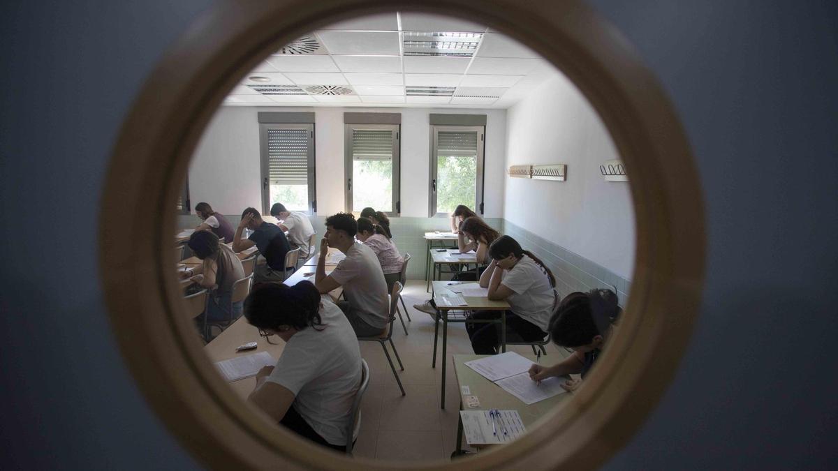 Alumnos en el examen de la PAU en Xàtiva, en una imagen de archivo.