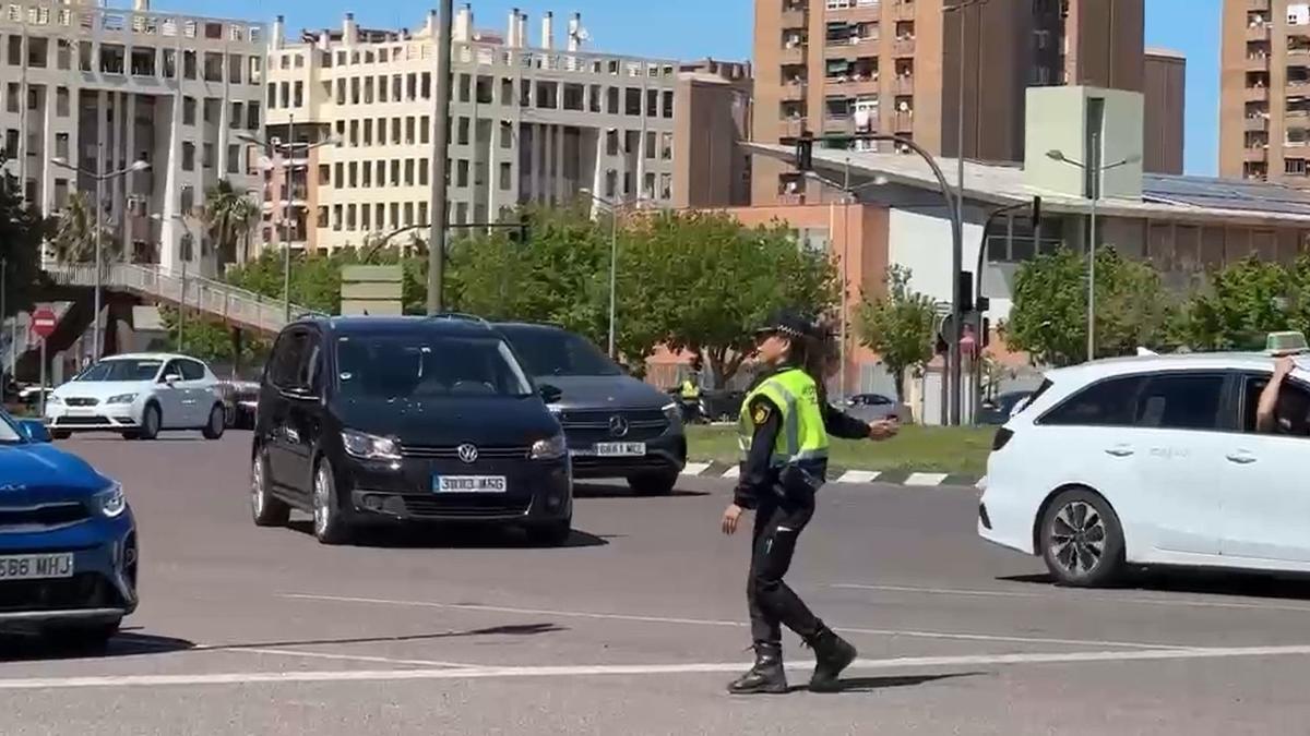 Una agente de la Policía Local de València regula el tráfico en la rotonda de los Anzuelos