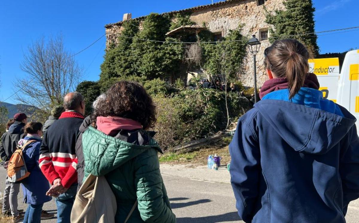 Diversos representants d'institucions de la vall de la Vansa i la Seu d'Urgell observant el rodatge d'una escena del curtmetratge 'Flor del cel' a Sisquer, a la Vansa i Fórnols (Alt Urgell)