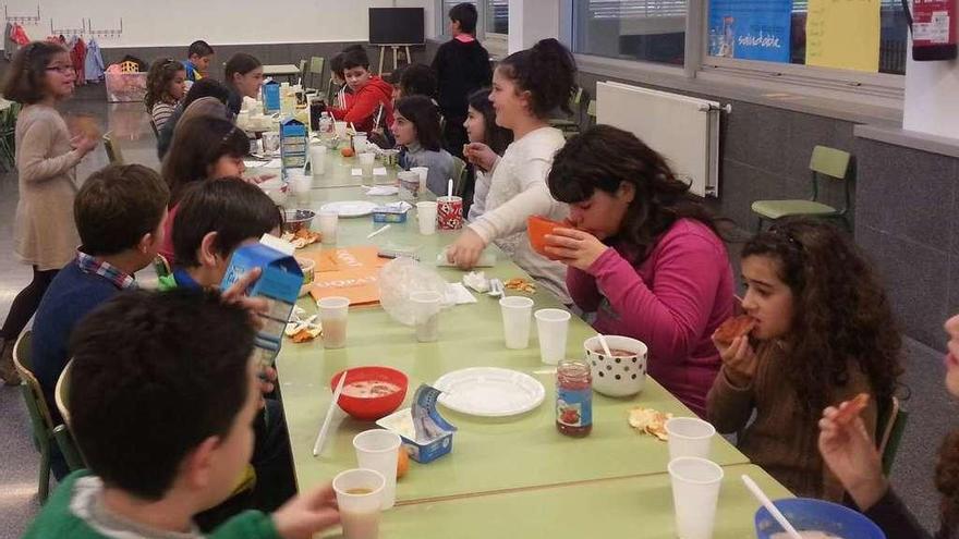 Escolares gallegos, en un &#039;desayuno saludable&#039;.