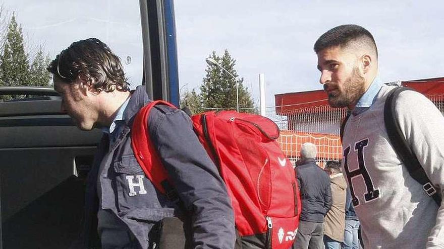 Diego Tuero y Carmona suben al autocar en Mareo.