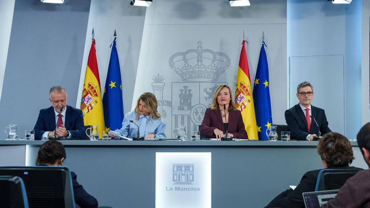 Rueda de prensa tras el Consejo de Ministros, en el Palacio de La Moncloa. El ministro Torres a la izquierda.
