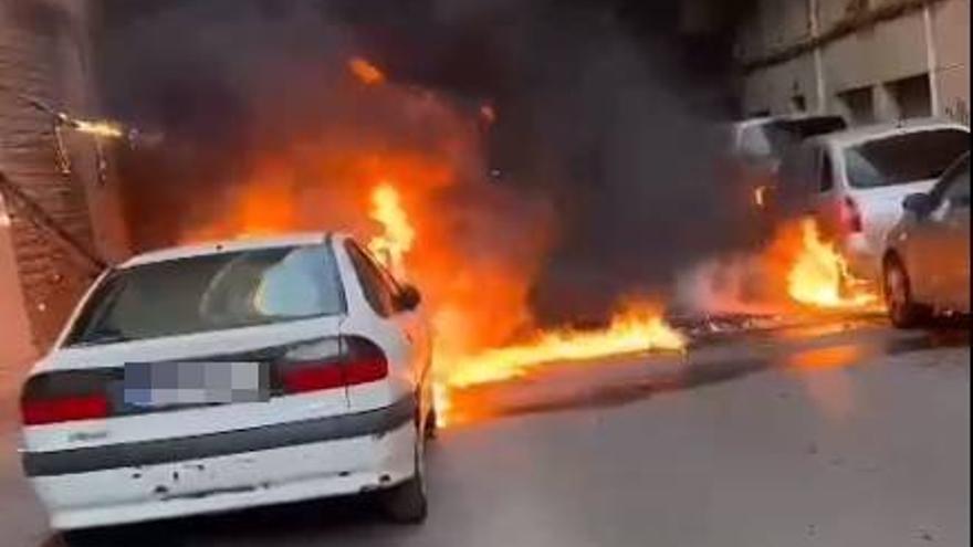 Un incendio calcina cuatro vehículos en Elda