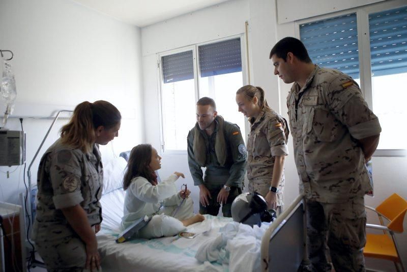 Visitas de cabezudos, bomberos y militares al hospital infantil