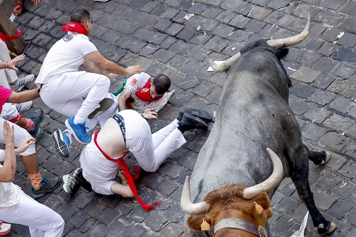 Los toros de José Escolar protagonizan un veloz y atropellado quinto encierro de los Sanfermines.