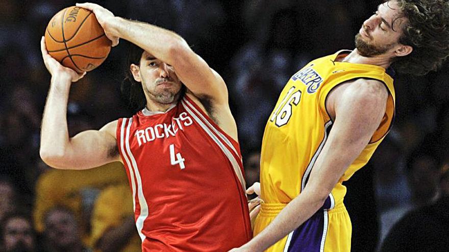 Scola, ante Pau Gasol en un partido de la NBA