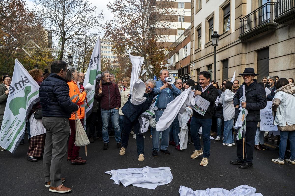 Fotogalería | Los médicos extremeños se manifiestan contra el Estatuto Marco del Ministerio de Sanidad
