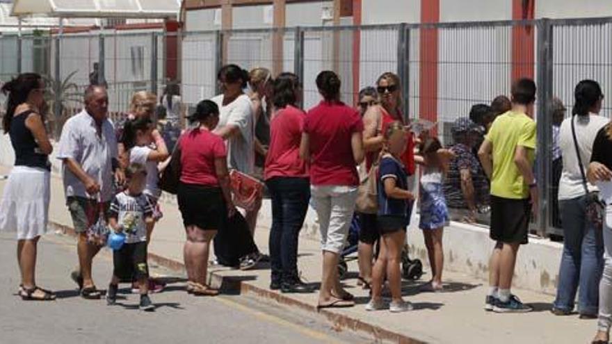 Alumnos del colegio público de Montserrat, ayer, a la salida de clase en el último día en barracones. Foto:  V. M. Pastor.