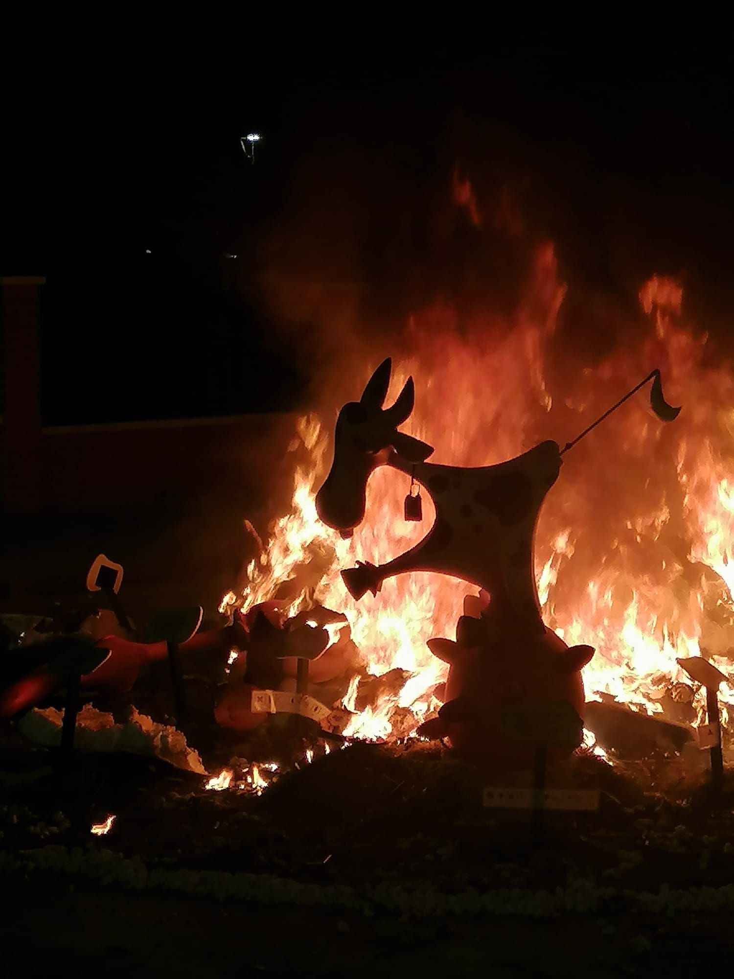 Así ha comenzado la "cremà" de las 38 fallas de Xàtiva