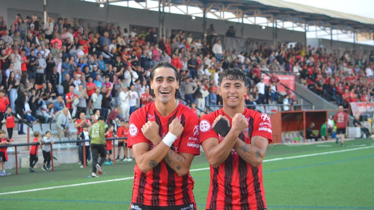 Jugadores del Salerm celebran un gol ante el Águilas en el Manuel Polinario.