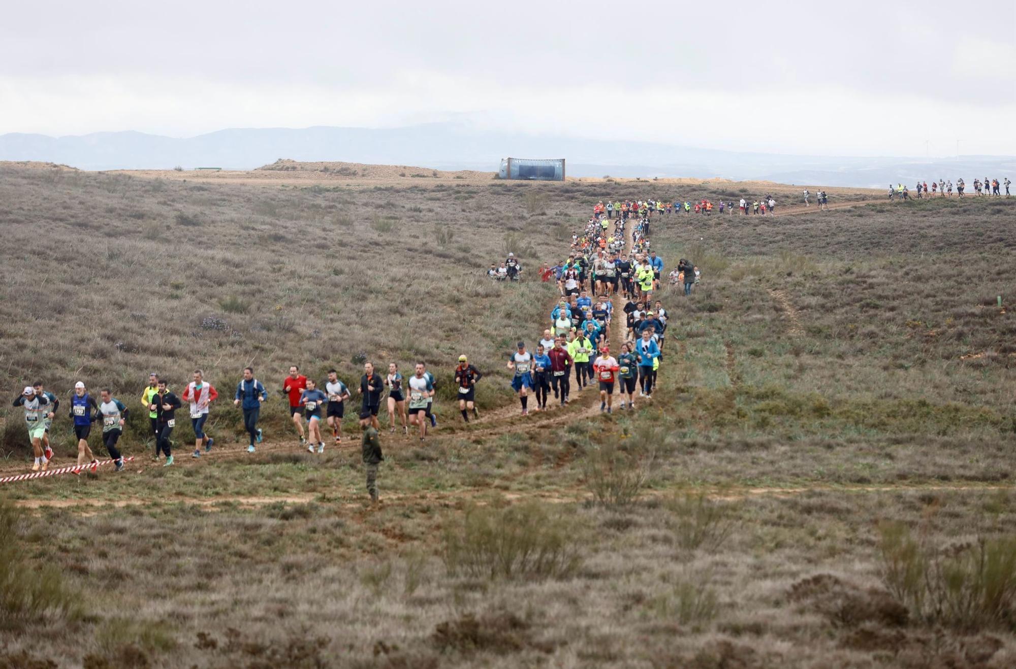 En imágenes | La lluvia no desanima a los participantes de la Carrera del Ebro