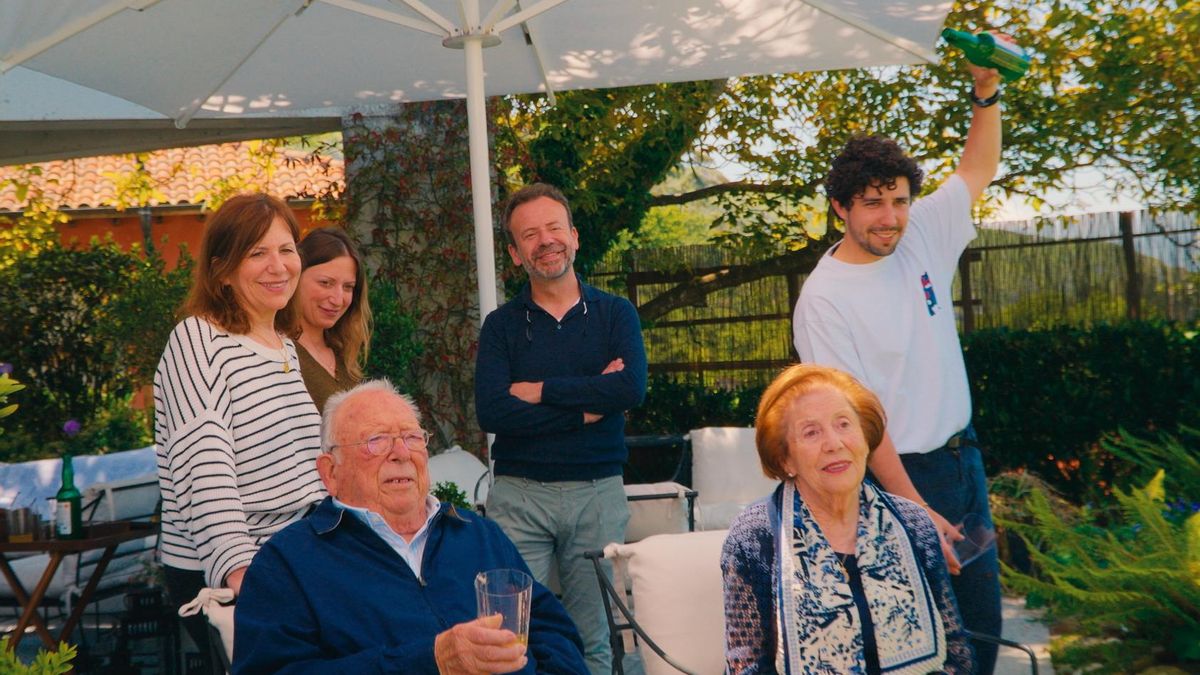 Marcial Manzano, abajo a la izquierda, junto a su mujer, Olga Sánchez,; sus hijos, Esther, Sandra y Nacho; y su nieto Chus.
