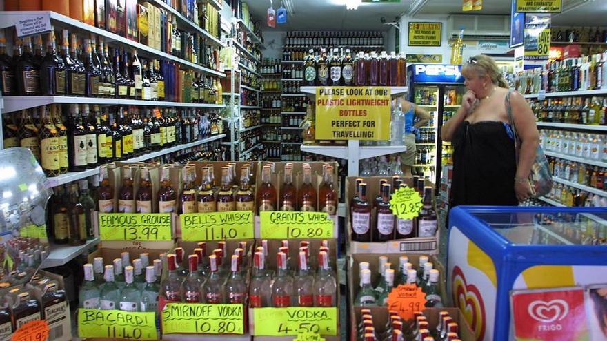 Interior de un negocio de Calvià donde se exponen botellas de alcohol.