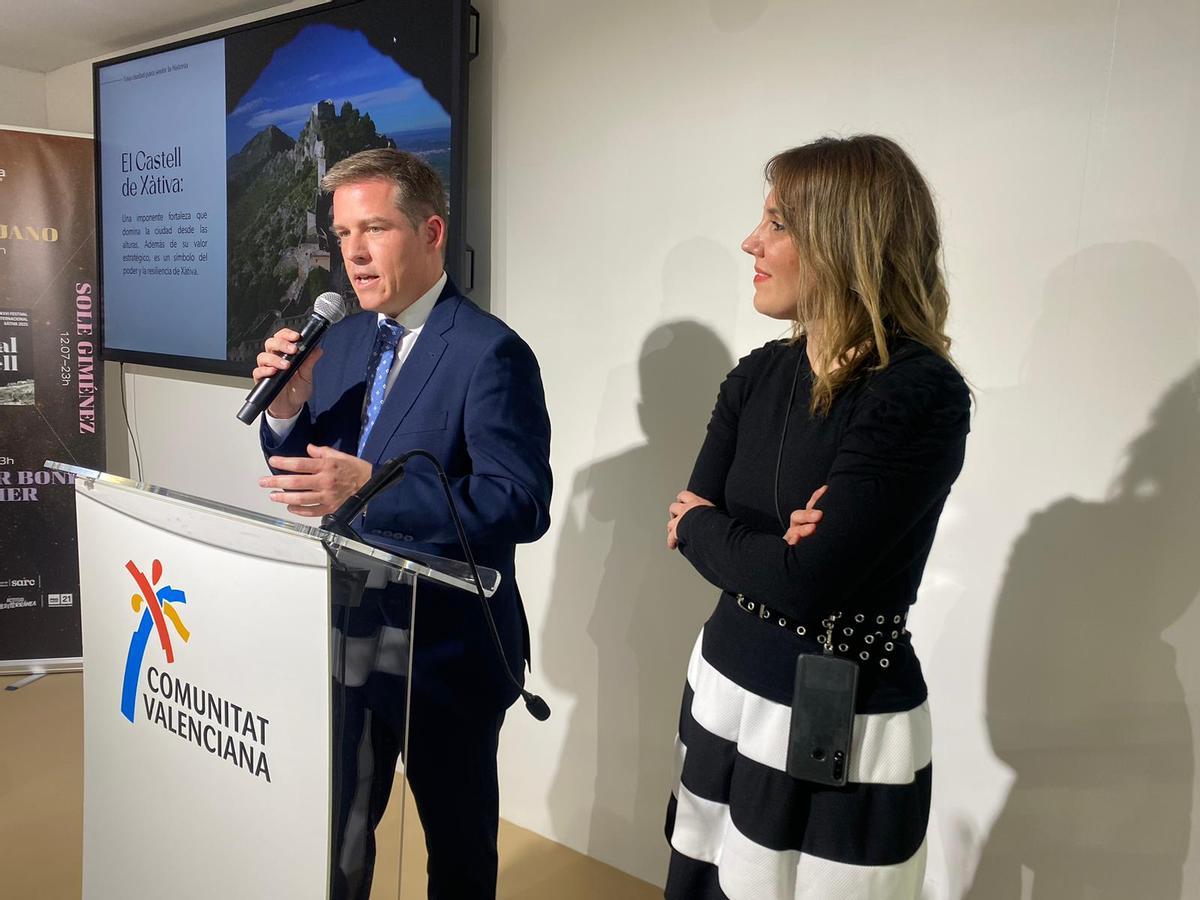 El alcalde Roger Cerdà y la concejal Raquel Caballero, en el stand de Xàtiva de la edición 2025 en Fitur.