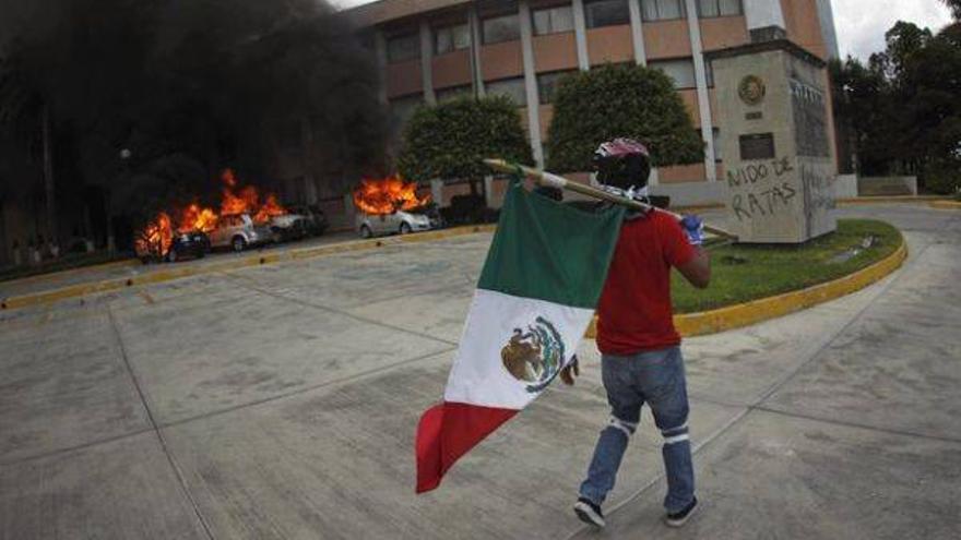 600 maestros incendian el Congreso de Guerrero