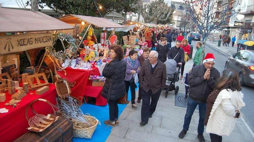 Los puestos de artesanía atrajeron a numeroso público ayer a Redondela. // FdV