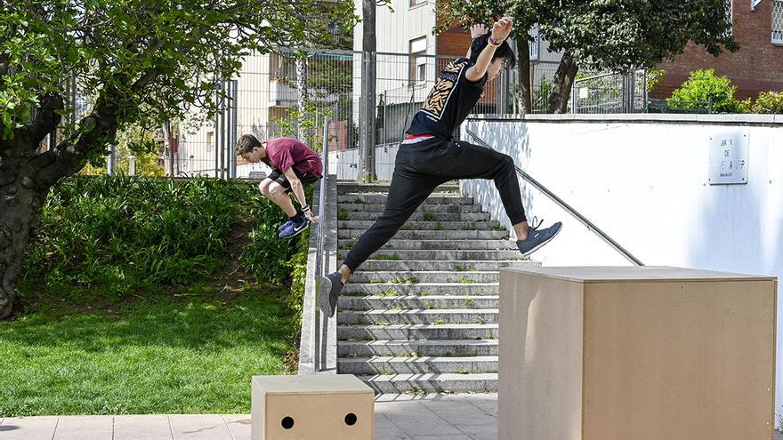 Jóvenes de Nou Barris construyen módulos de madera para practicar 'parkour'