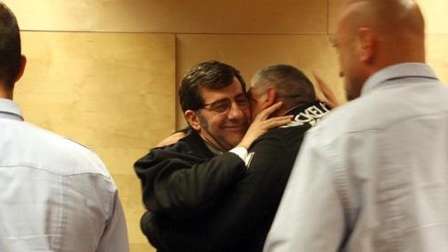 L&#039;acusat, Baltasar Sánchez Rey, celebrant el veredicte amb el seu advocat, Carles Monguilod.