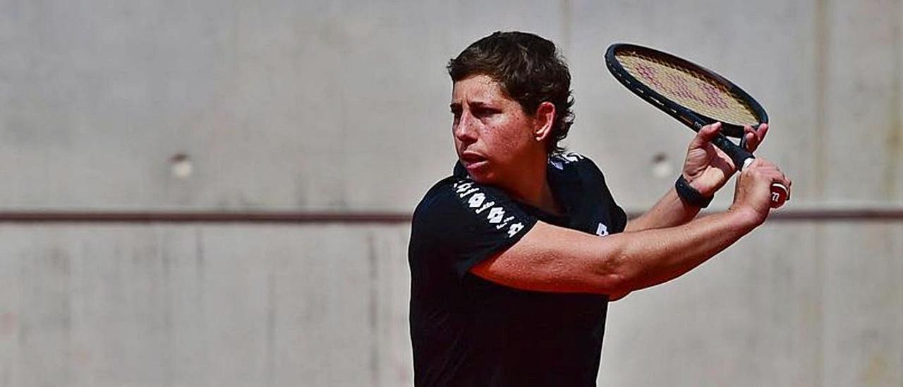 Carla Suárez, durante el entrenamiento ayer en una de las pistas de Roland Garros. | |