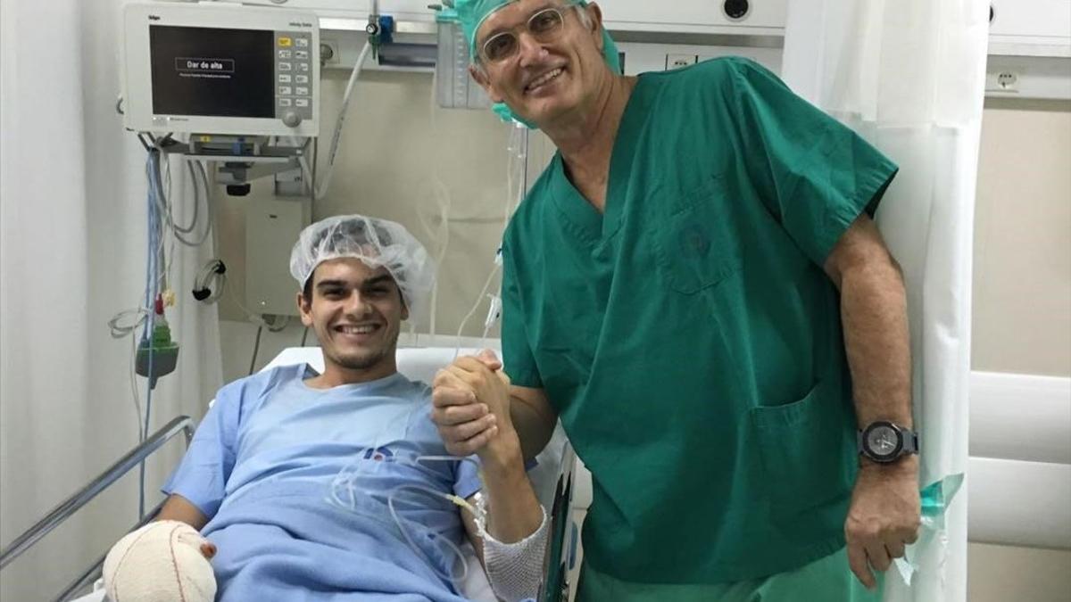 El doctor Xavier Mir junto a Bruno Hortelano, el día de la primera operación, que duró siete horas.