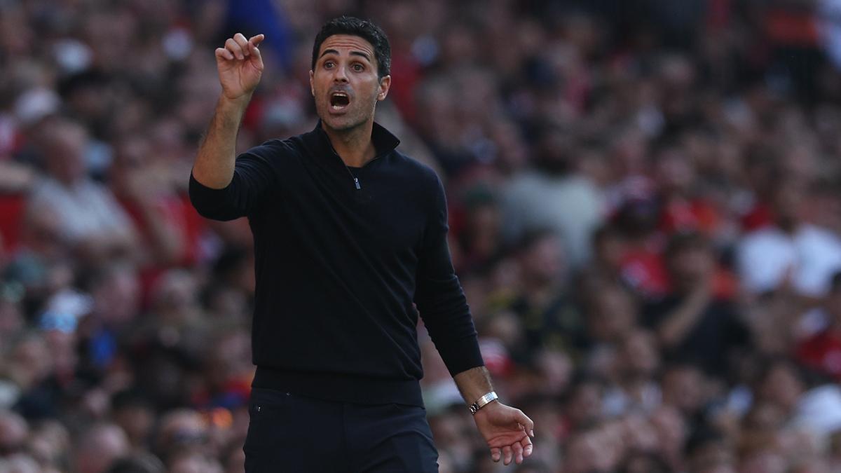 Mikel Arteta reaccion en el banquillo durante el partido del Arsenal de la Premier League