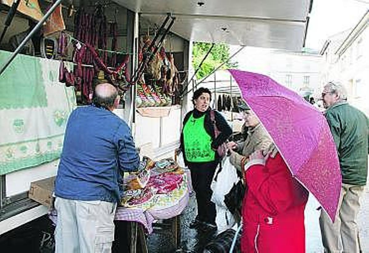 Cinco vendedores ambulantes gallegos fundan el primer mercado del concejo