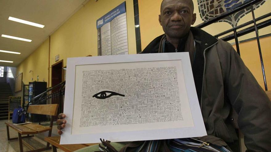 Kizito Alaoma sostiene su obra «Ojo viendo», que engloba a las diferentes culturas junto a Dios.
