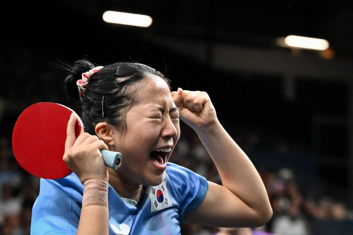 La jugadora de tenis de mesa de Corea del Sur, Shin Yubin, celebra la consecución de la medalla de bronce en la prueba de dobles mixtos en el South Paris Arena
