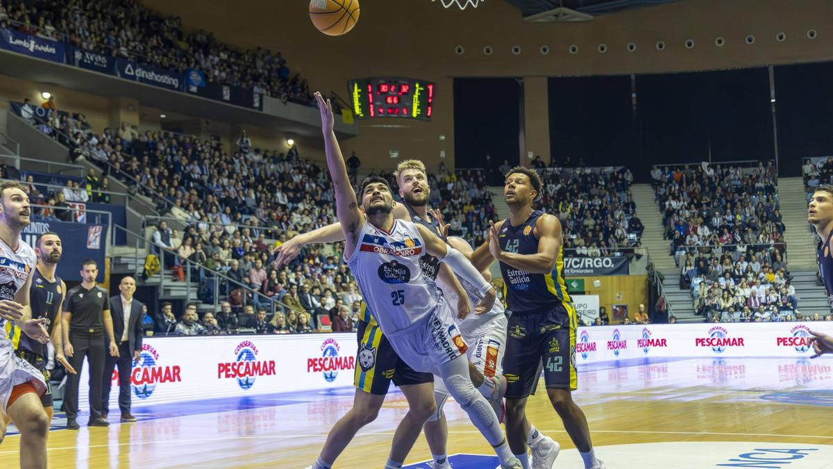 Derbi entre Obradoiro y Ourense el pasado año en Sar