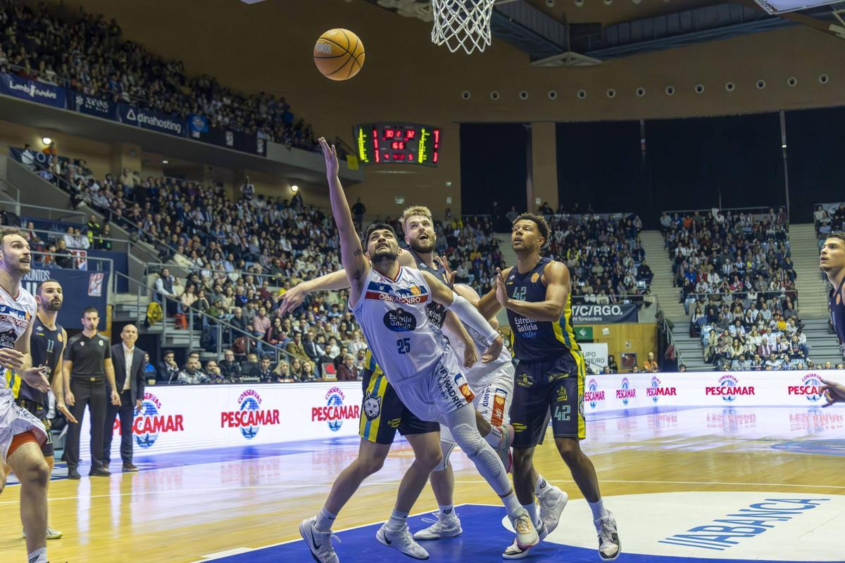 El Obradoiro cayó en Sar en el derbi liguero en el que Félix Alonso se estrenó