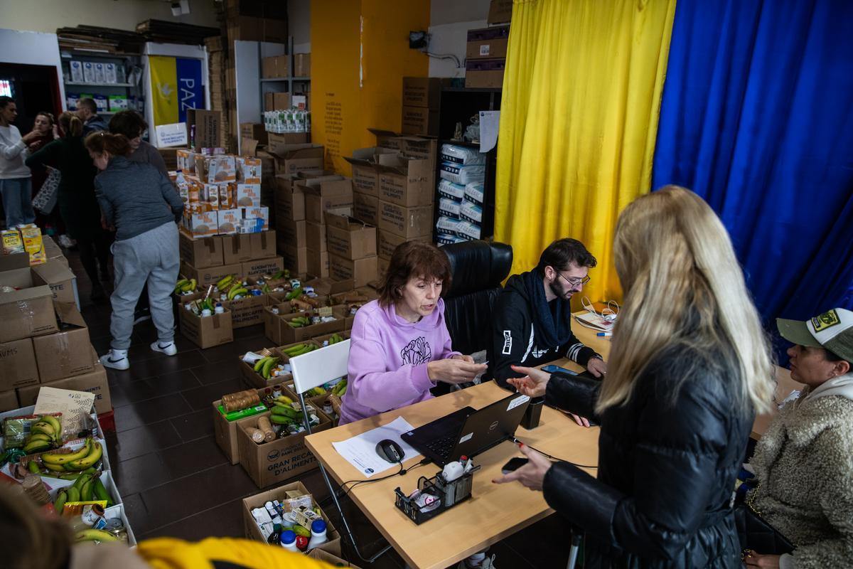 La Asociacion de ucranianos Djerelo que ayudan a los refugiados que están en Barcelona con alimentos, ropa, productos primera necesidad y lo hacen en vía Laietana 33 en el centro