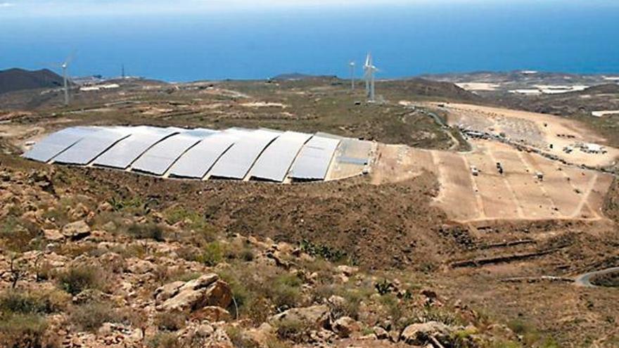 Imagen de la instalación de los cuatro primeros megavatios en el municipio de Arico.