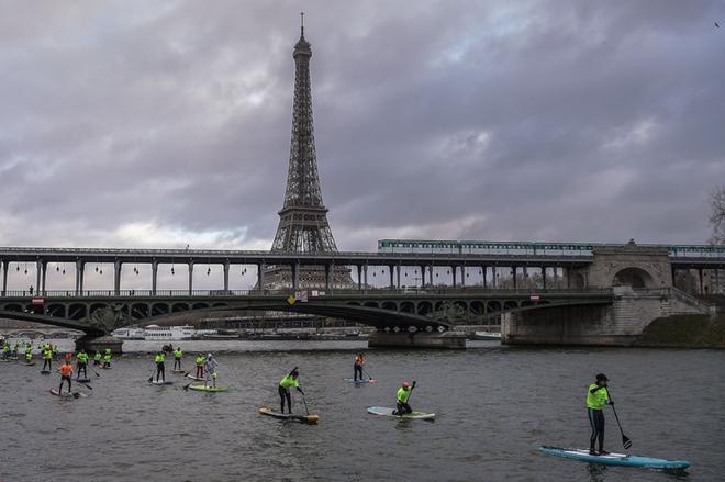 Los competidores participan en la Nautic Paddle Race en el río Sena, cerca de la Torre Eiffel en París. - Alrededor de 800 competidores participaron en la carrera de 11 kilómetros en el río Sena.