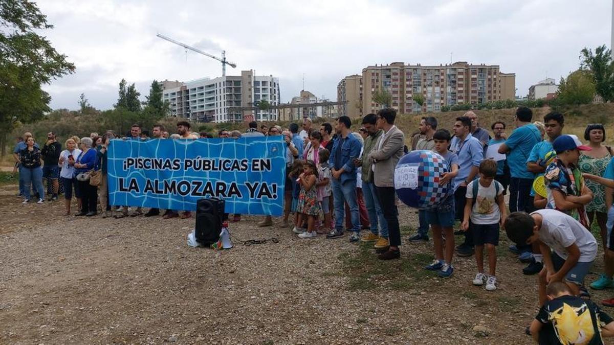 Protesta vecinal, el pasado mes de septiembre, para pedir la construcción de las piscinas de La Almozara.