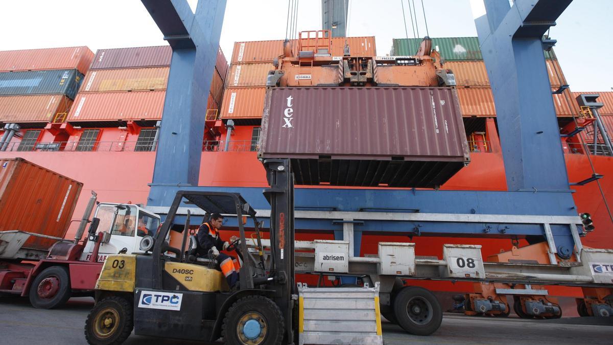 Carga de contenedores en el puerto de Castellón.