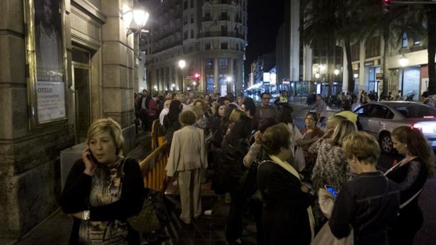 Los invitados a la gala se quedaron a las puertas del Teatro Principal conmocionados.