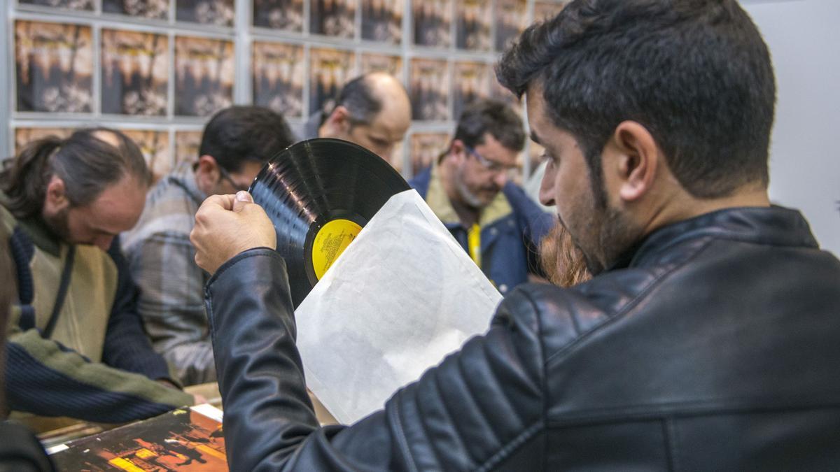 BARCELONA. 30.04.2016
Auge del disco de vinilo en la XXI Fira del Disc Internacional de Barcelona en la Estacio del Nord. FOTO FERRAN SENDRA