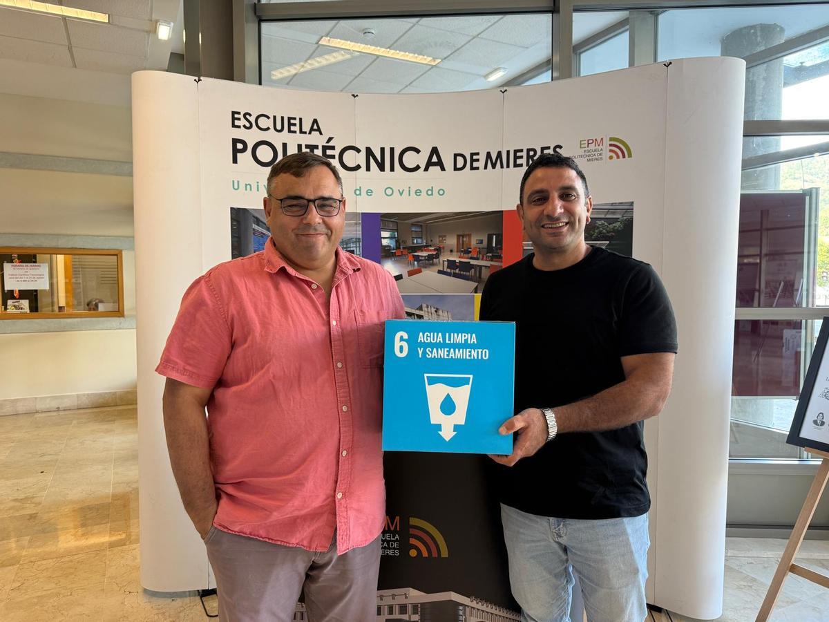 Juanma Menéndez, profesor del Campus de Mieres de la Universidad de Oviedo, y Ashraf Isayed, estudiante de doctorado.