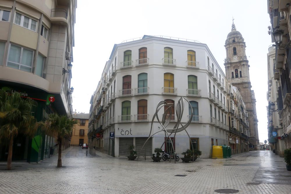 Más de un mes de confinamiento domiciliario y Málaga sigue repitiendo la estampa de las últimas semanas. Calles vacías, comercios cerrados, apenas personas por la calle, siempre con mascarilla, y la poca actividad que se aprecia en un control policial en pleno Paseo de los Curas...