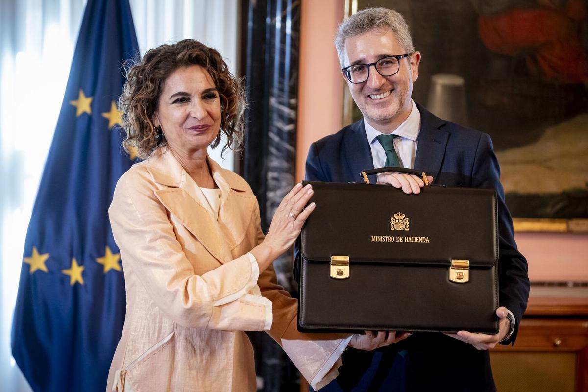 La exvicepresidenta y exministra de Hacienda, María Jesús Montero, traspasa la cartera al nuevo ministro de Hacienda y exsecretario de Estado de Política Territorial, Arcadi España, el pasado 27 de marzo.