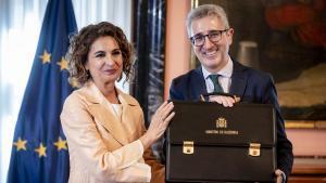 La exvicepresidenta y exministra de Hacienda, María Jesús Montero, traspasa la cartera al nuevo ministro de Hacienda y exsecretario de Estado de Política Territorial, Arcadi España, el pasado 27 de marzo. 