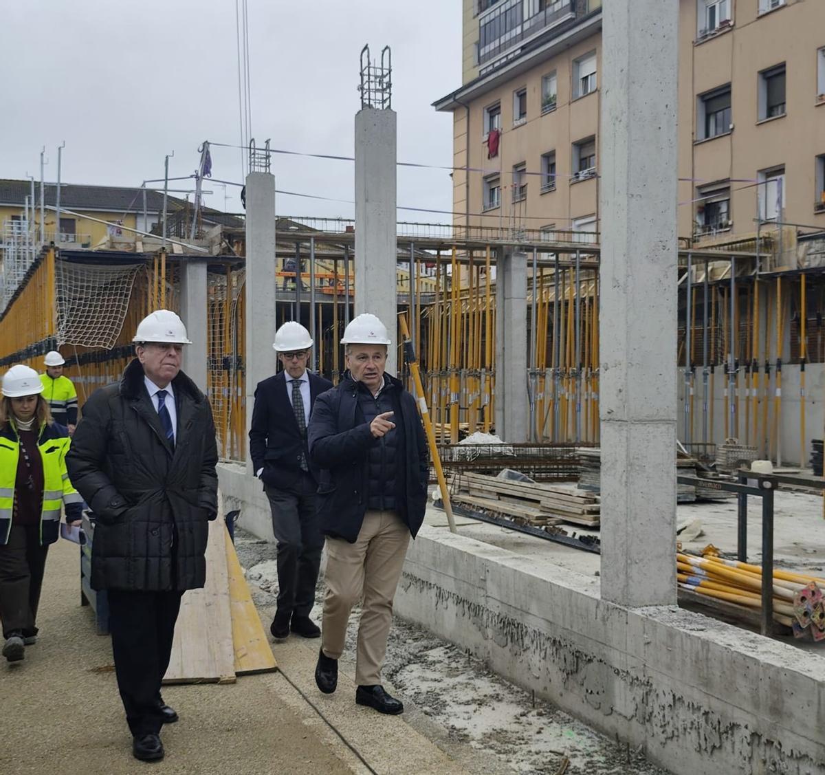 Visita de Alfredo Canteli y Nacho Cuesta a las obras del centro social integrado de Ventanielles. | LNE
