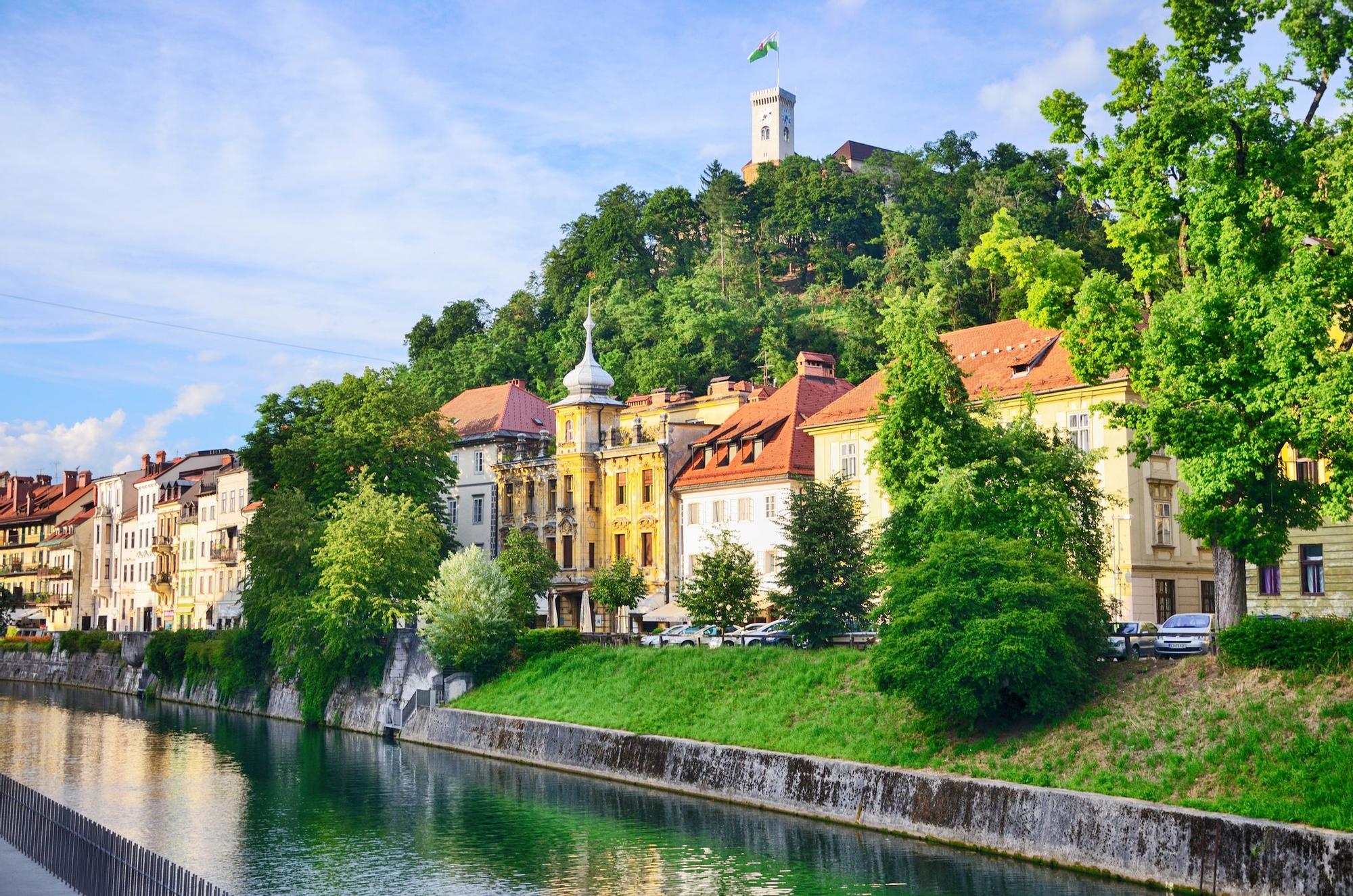Vista de Liubliana desde el río Ljiubljanica