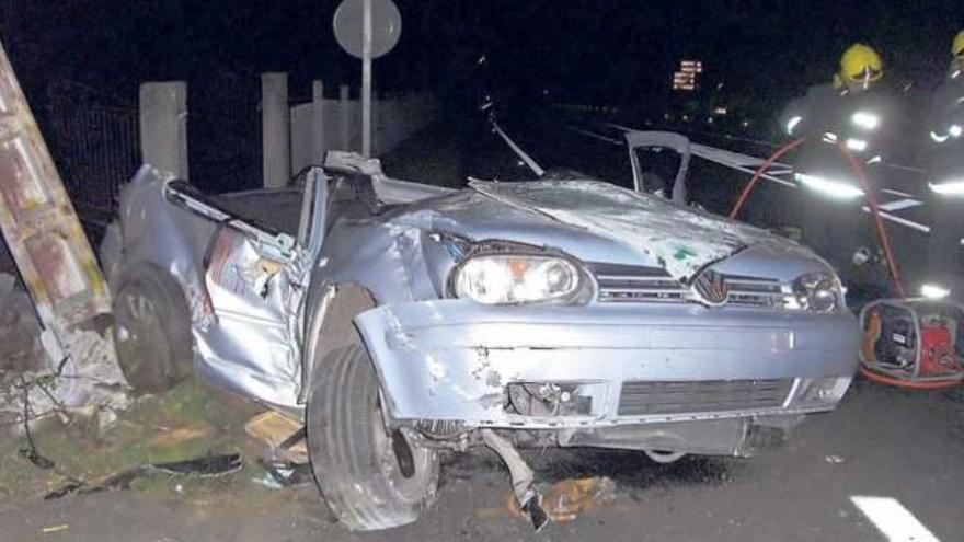 El turismo, tras el brutal choque en Vila de Cruces.