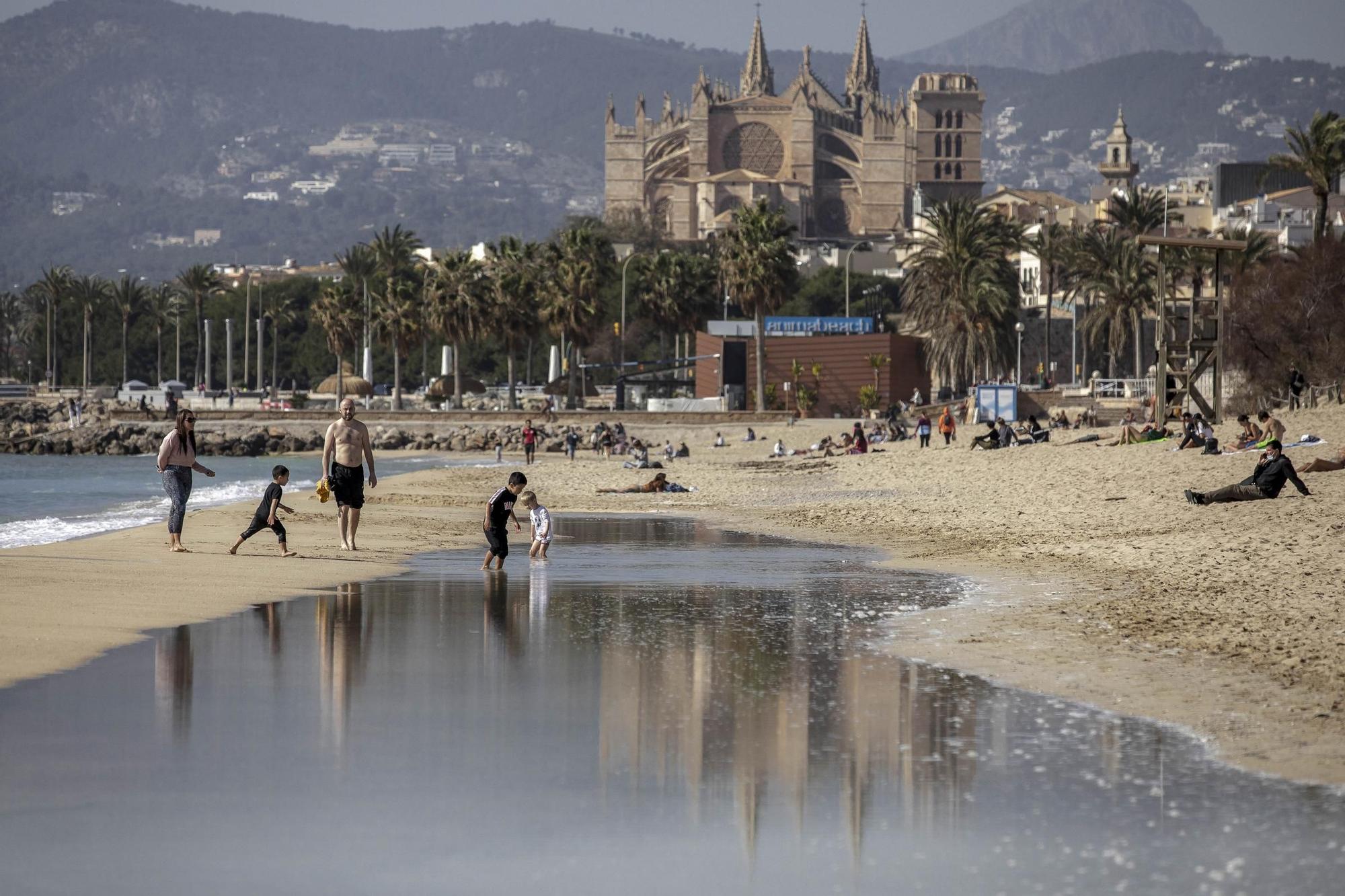 Los palmesanos aprovechan el buen tiempo para disfrutar de la playa