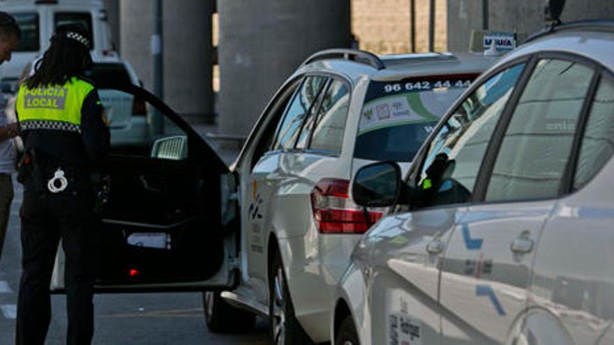 Denuncian la limitación de servicios de taxistas de Murcia en El Altet