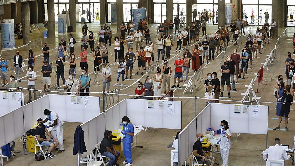 Vacunació massiva al Palau Firal de Girona.